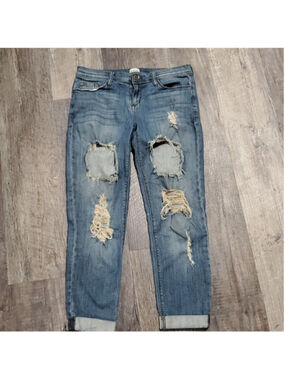 Sneak Peek Jeans Boyfriend cut in distressed denim size 5 Juniors